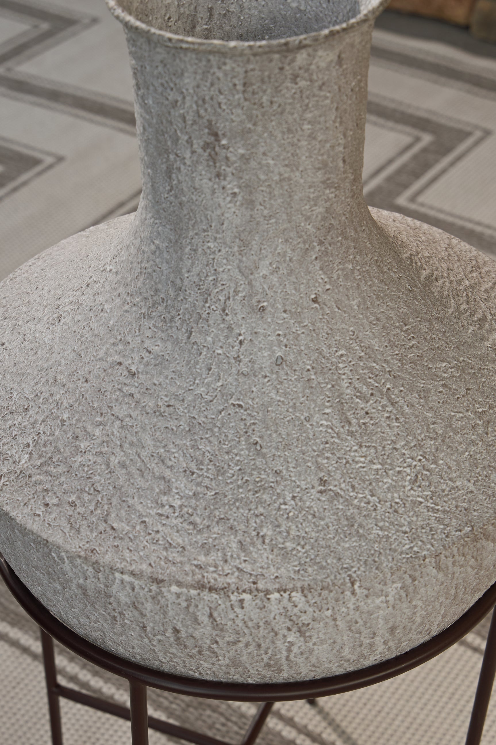 Estonbank Vase - Tampa Furniture Outlet