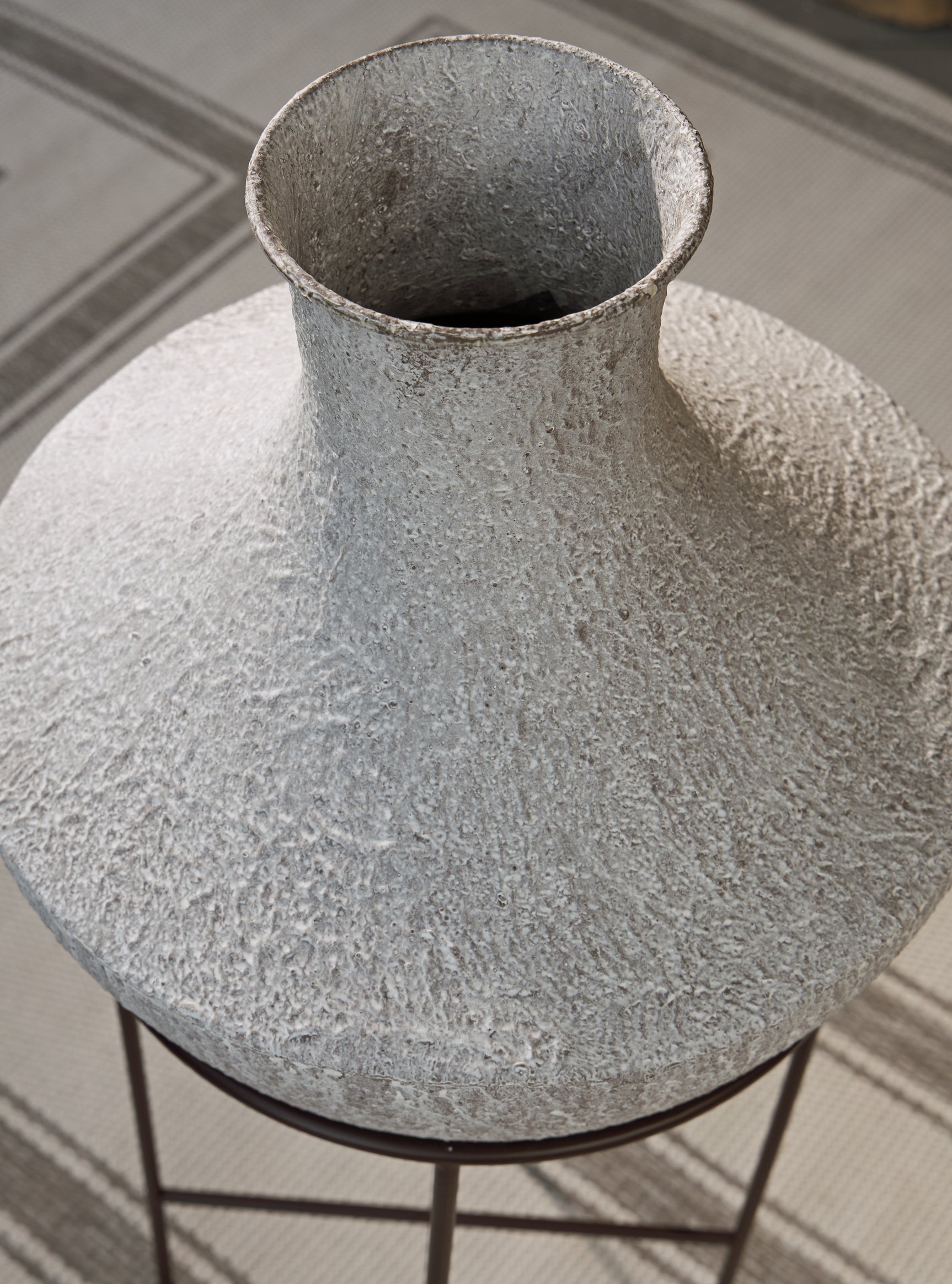 Estonbank Vase - Tampa Furniture Outlet