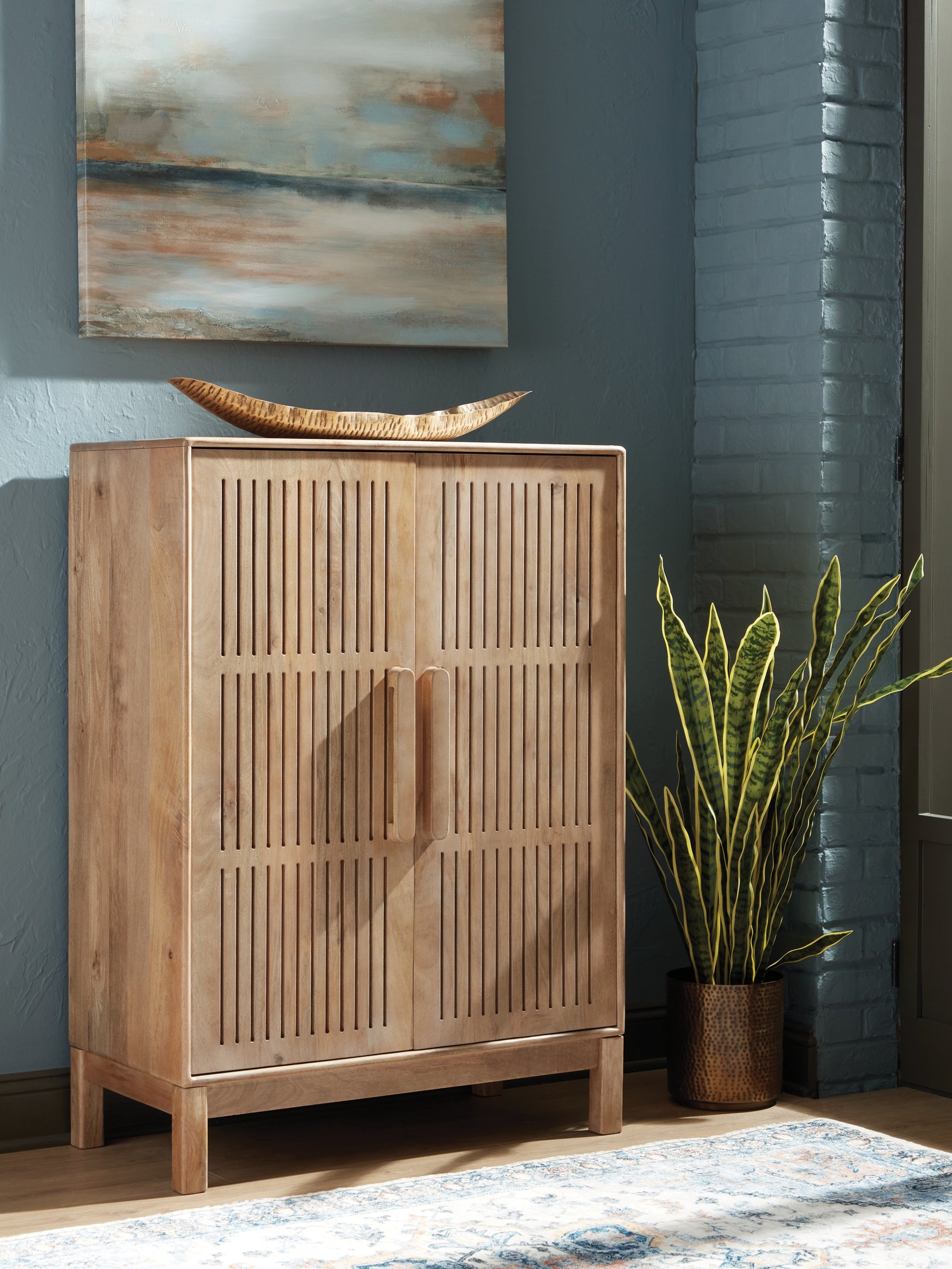 Tampa Furniture Outlet - Ashley Furniture - Pellamour Bar Cabinet - Bar Cabinet / Natural Brown - A4000698
