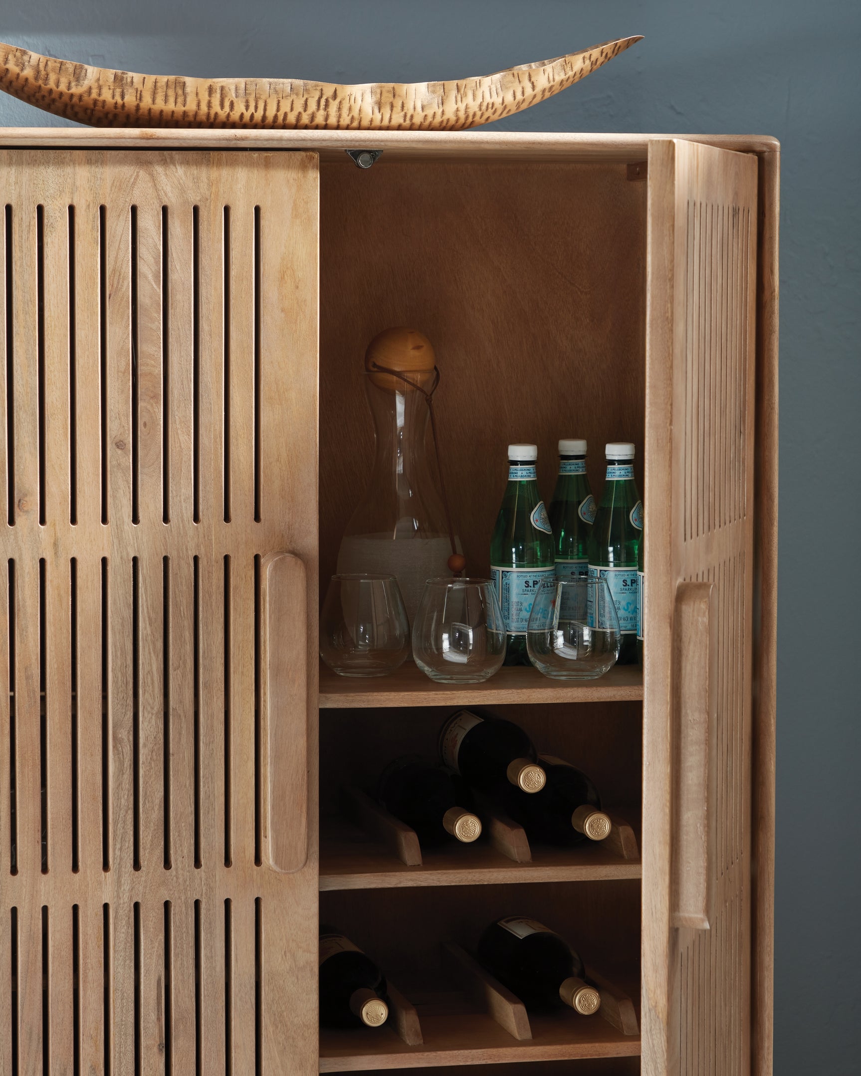 Pellamour Bar Cabinet - Tampa Furniture Outlet