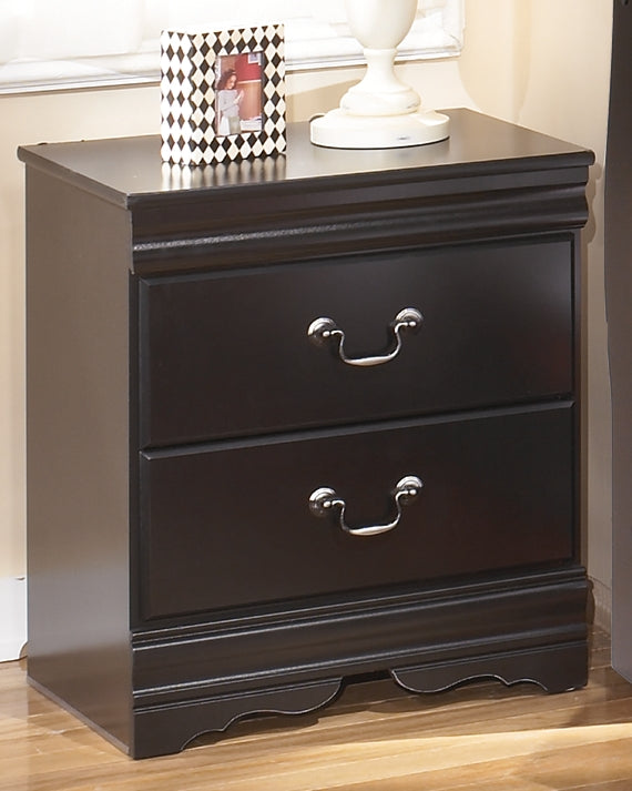 Tampa Furniture Outlet - Ashley Furniture - Huey Vineyard Bedroom - Five Drawer Chest / Black - B128-46