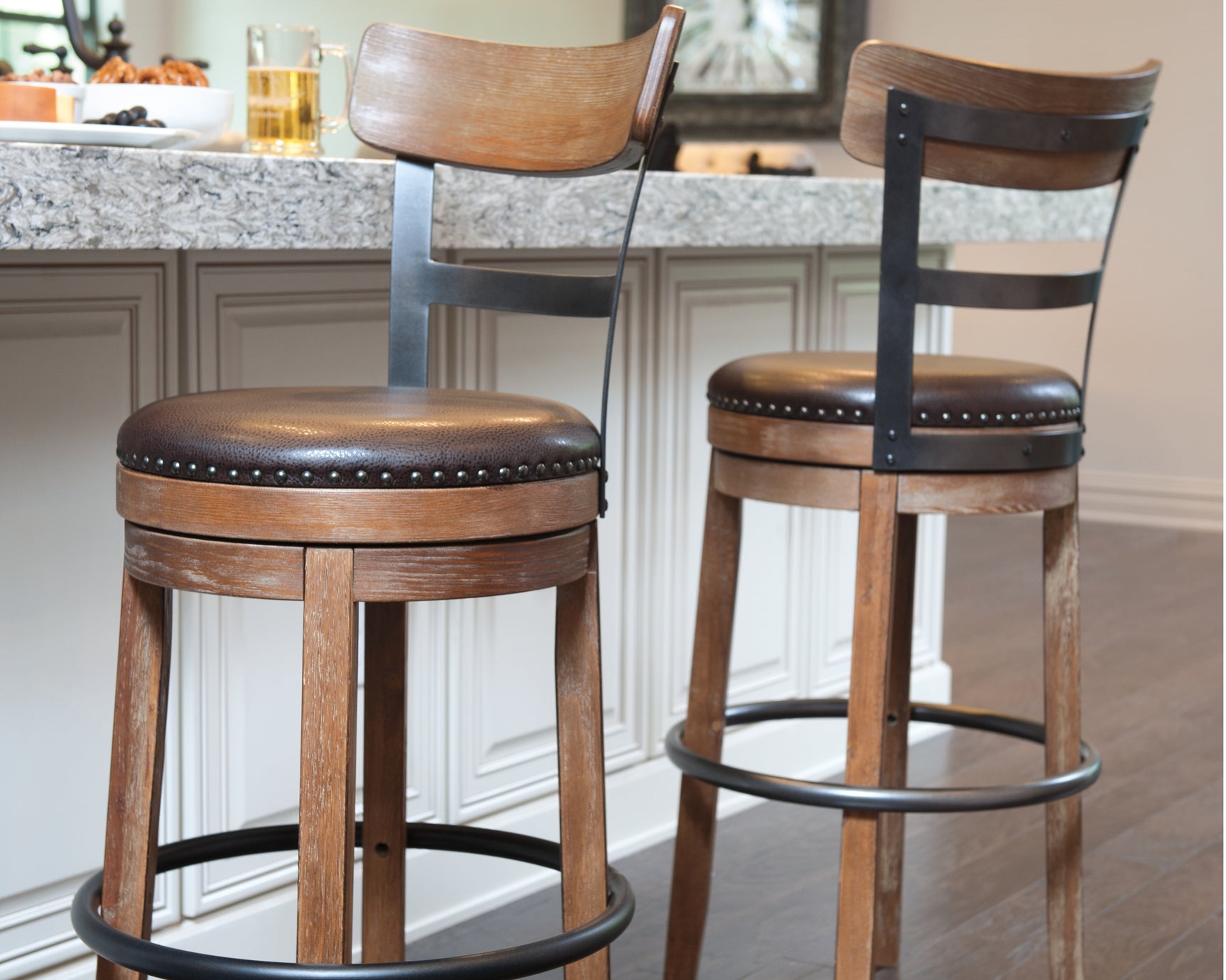 Tampa Furniture Outlet - Ashley Furniture - Pinnadel Dining Room - UPH Swivel Barstool (1/CN) / Light Brown - D542-124