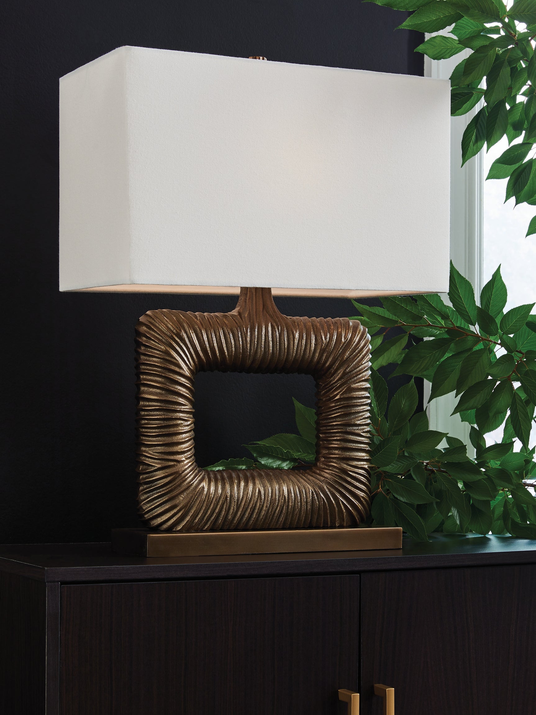 Tampa Furniture Outlet - Ashley Furniture - Garronby Lighting - Metal Table Lamp (1/CN) / Antique Brass Finish - L207604