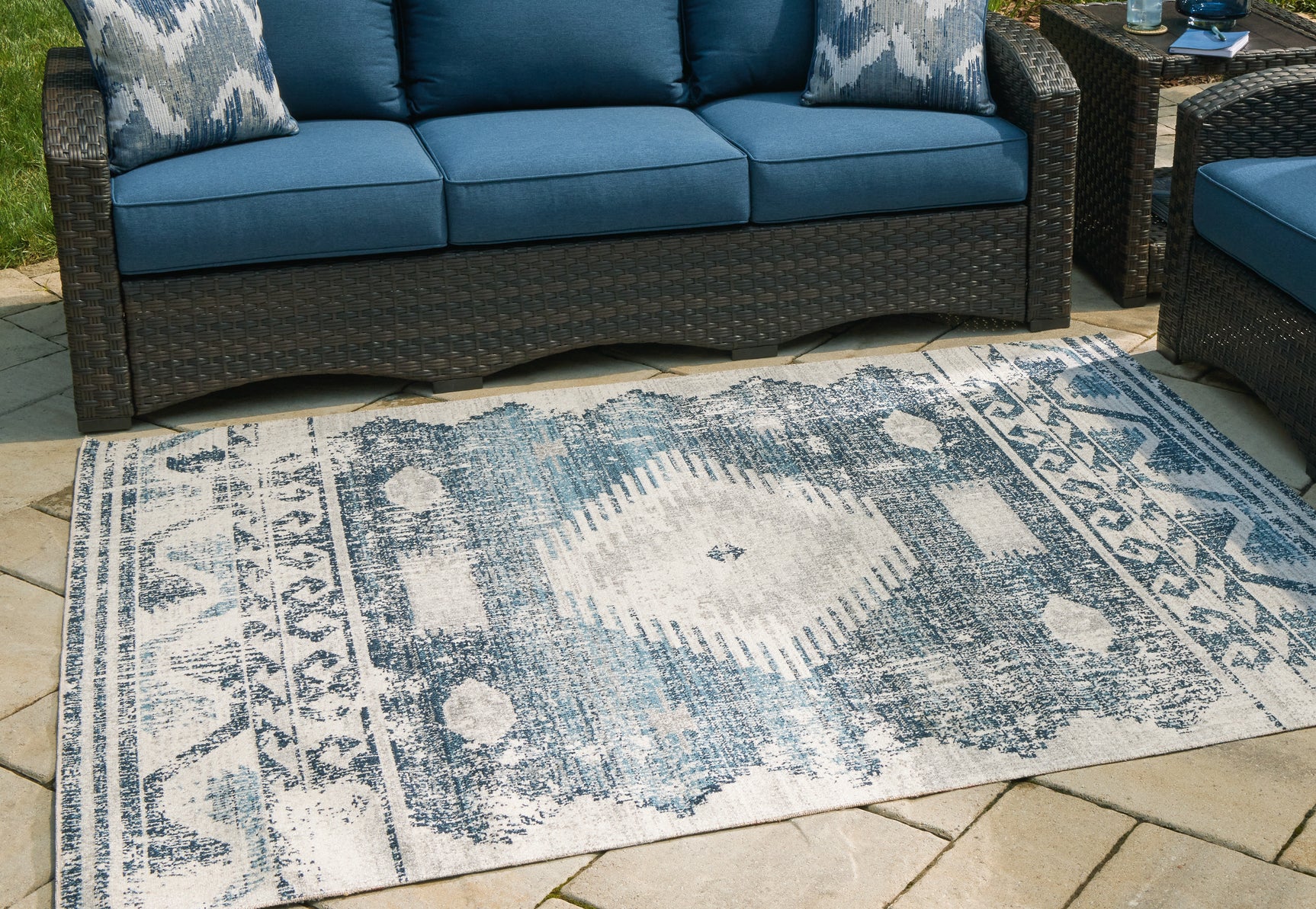 Tampa Furniture Outlet - Ashley Furniture - Daddridge Rug - 5' x 7' Rug / Blue/Gray/Ivory - R900102