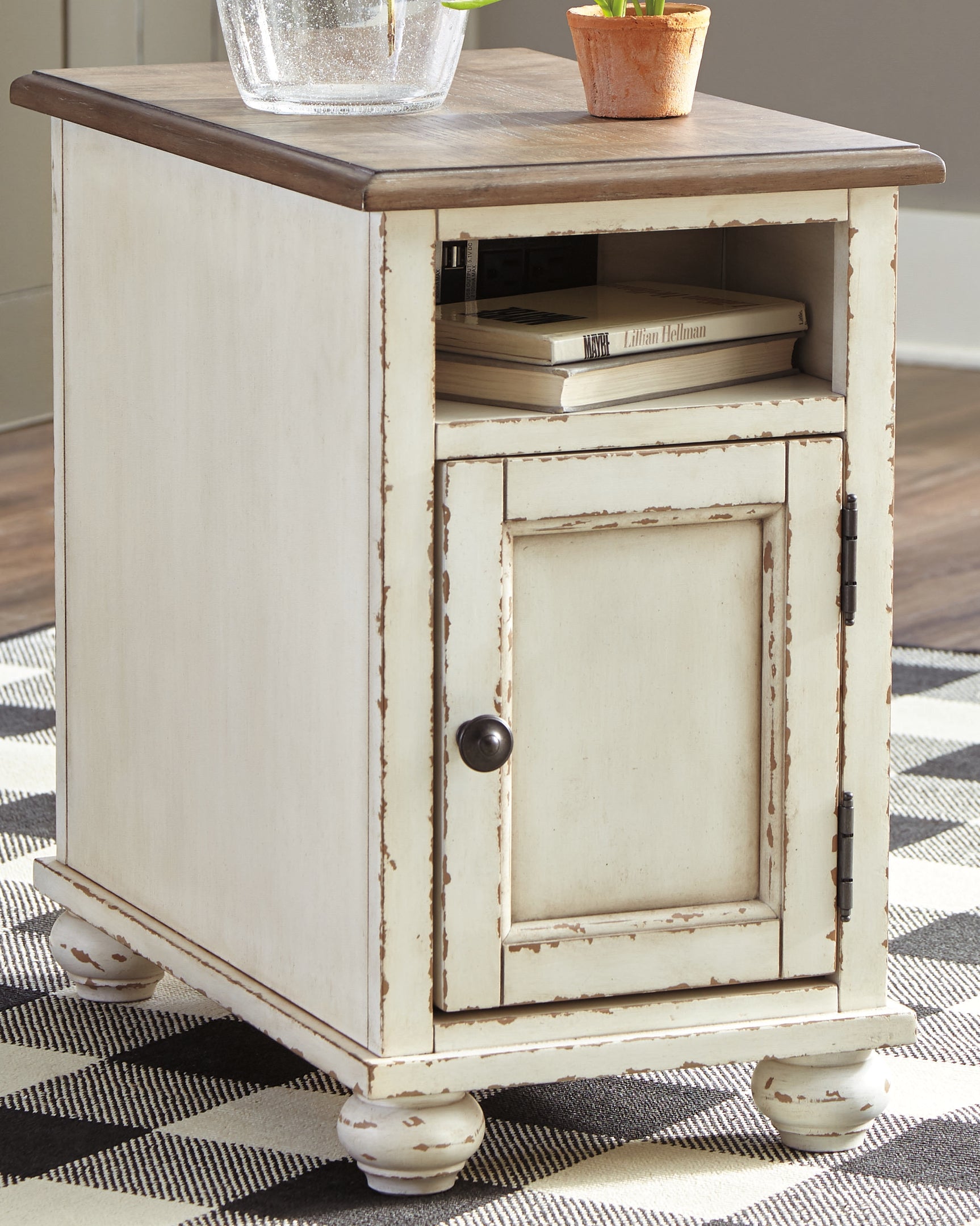 Realyn Chairside End Table - Tampa Furniture Outlet