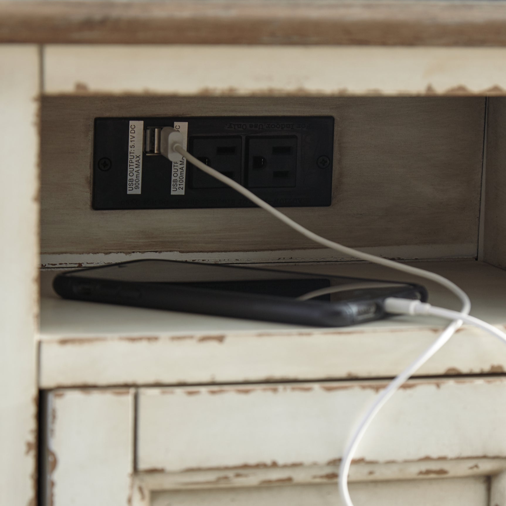 Realyn Chairside End Table - Tampa Furniture Outlet