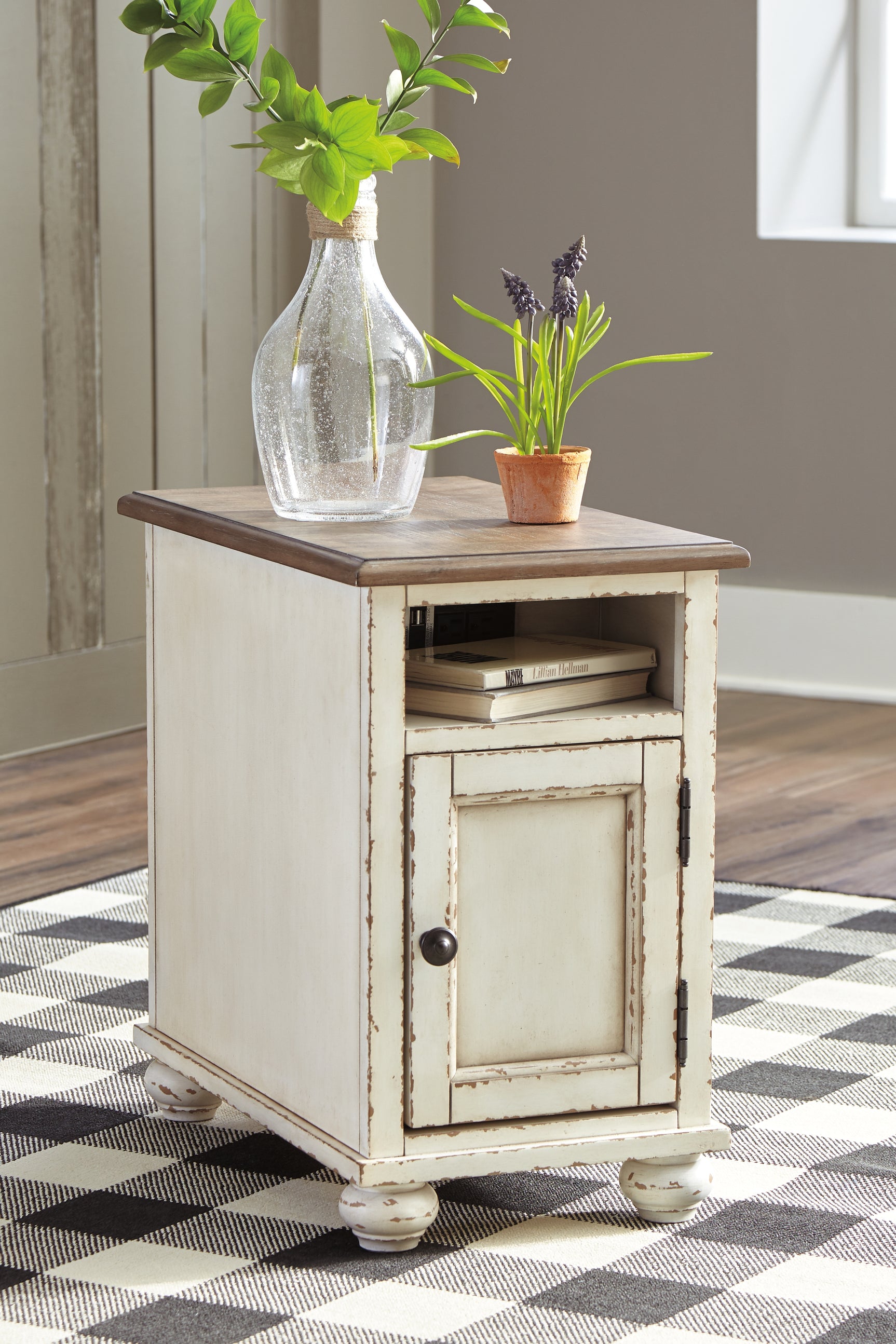 Realyn Chairside End Table - Tampa Furniture Outlet