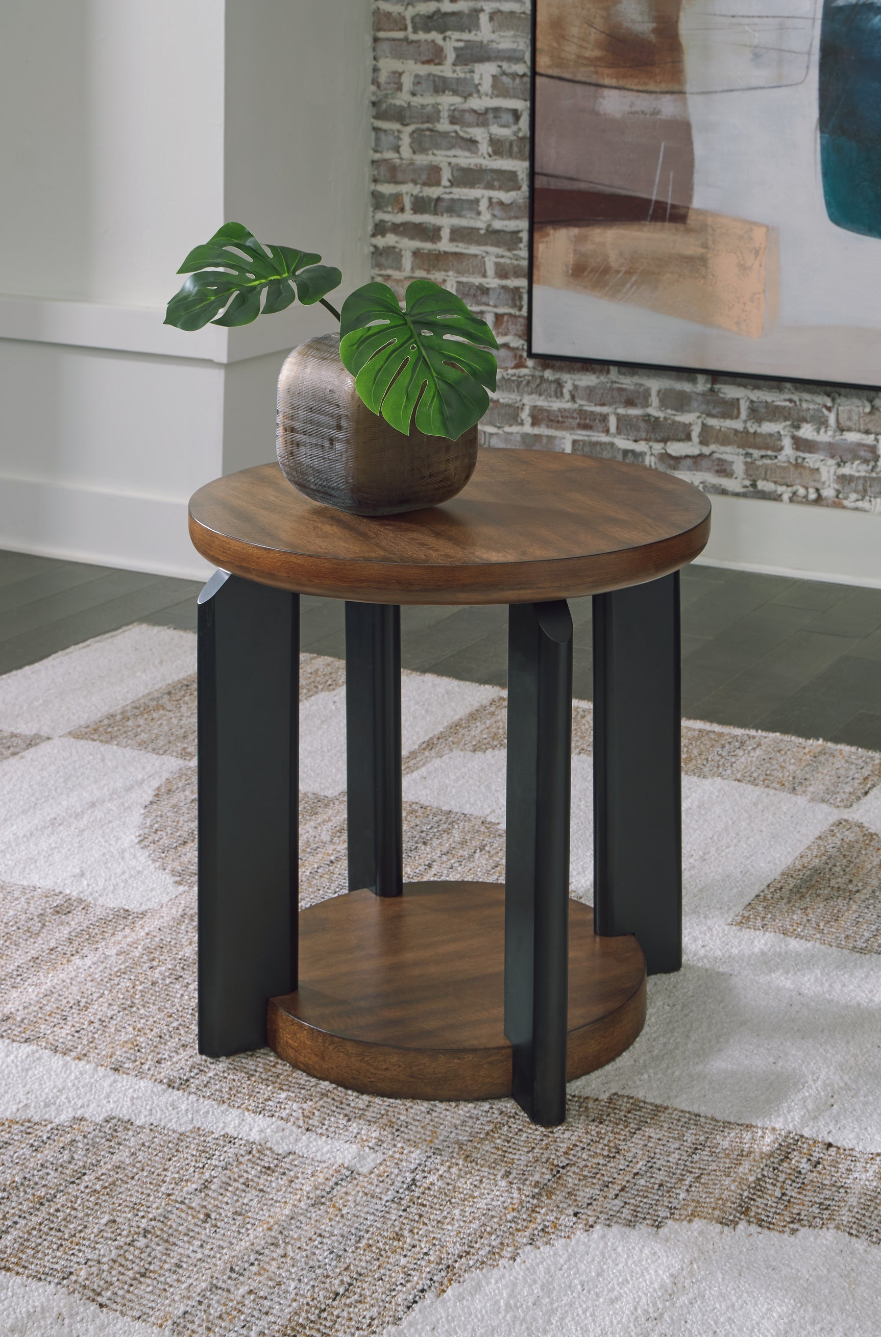 Tampa Furniture Outlet - Ashley Furniture - Kraeburn End Table - Round End Table / Brown/Black - T624-6