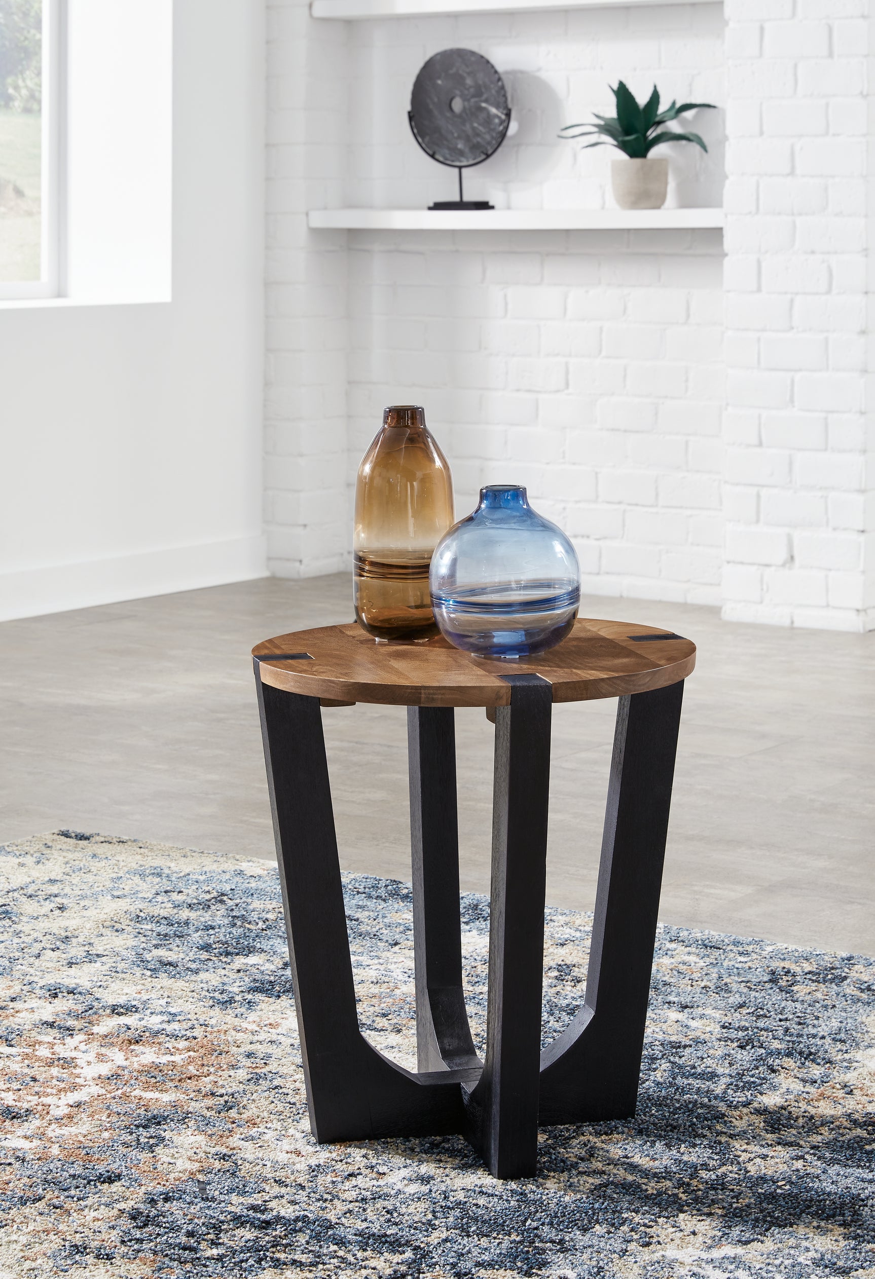 Tampa Furniture Outlet - Ashley Furniture - Hanneforth End Table - Round End Table / Brown/Black - T726-6