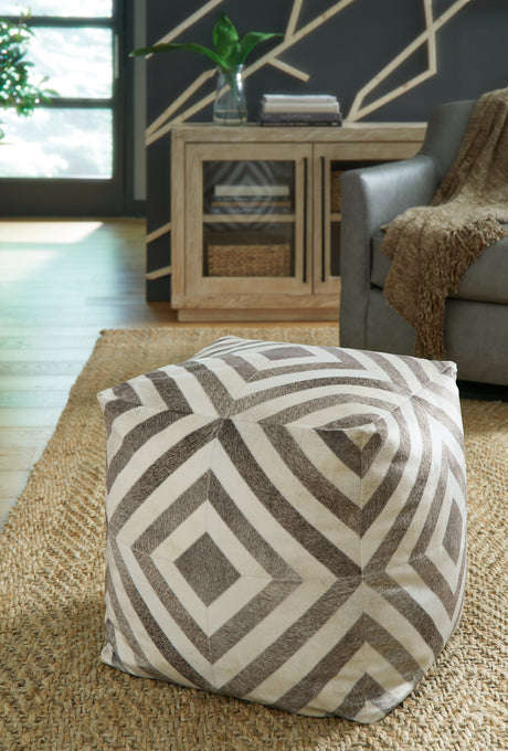 Tampa Furniture Outlet - Ashley Furniture - Hartselle Pouf - Pouf / Brown - A1000982